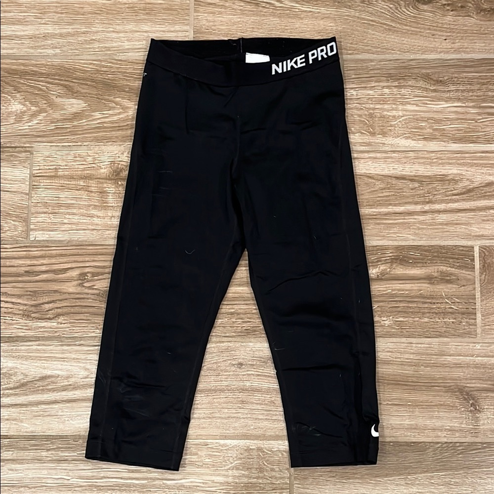 Nike Black Leggings with Cropped Length and Form-Fitting Fit